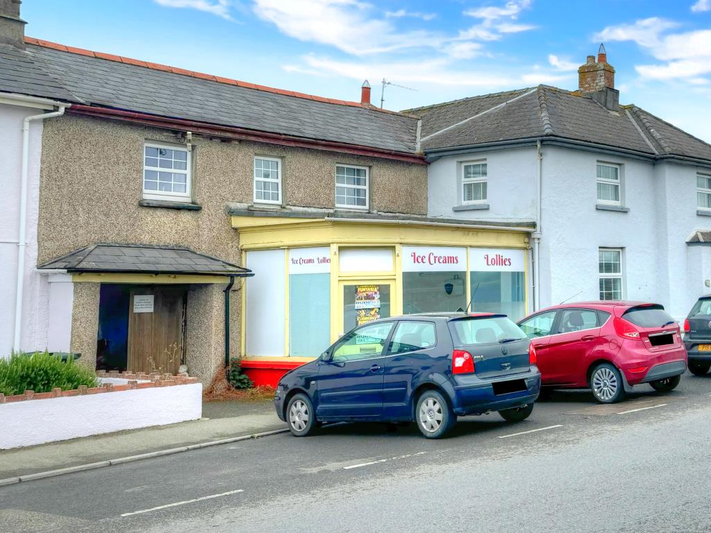 Lot: 144 - SHOP UNIT PREVIOUSLY AN ICE CREAM SHOP - Front of the shop